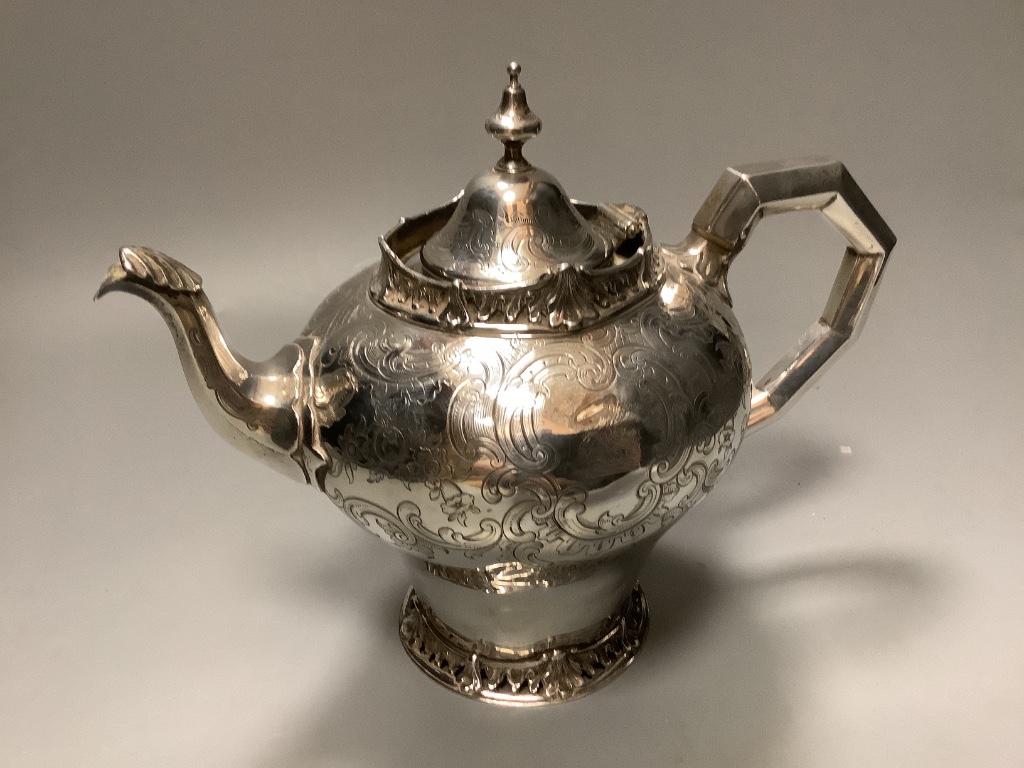 A Victorian silver teapot gross 24oz